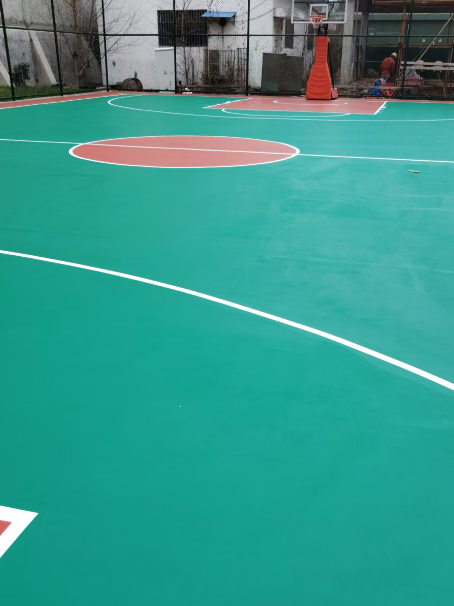 兴业 球场长期使用易出现地面开裂